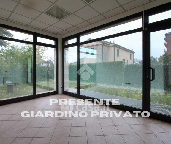 Ufficio in commerciale in Via Fratelli Cervi 1