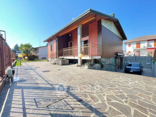 Villa in residenziale in Viale Toscana 38