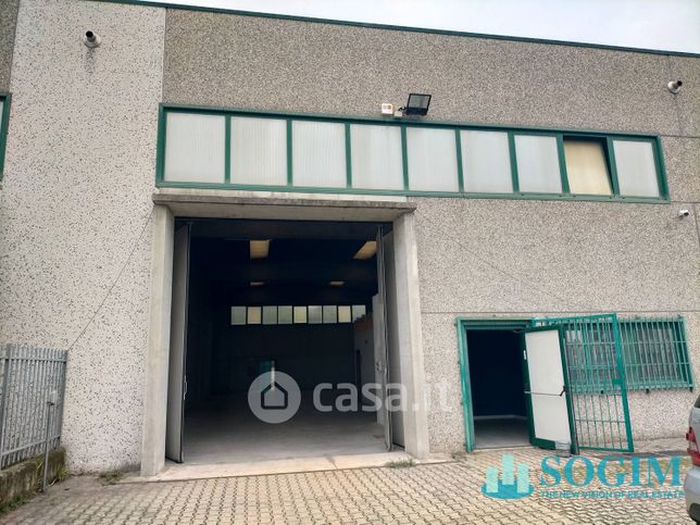 Capannone in commerciale in 