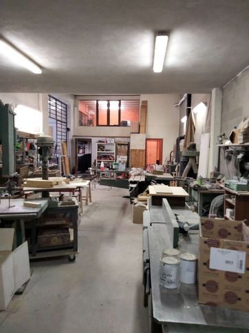 Capannone in commerciale in 
