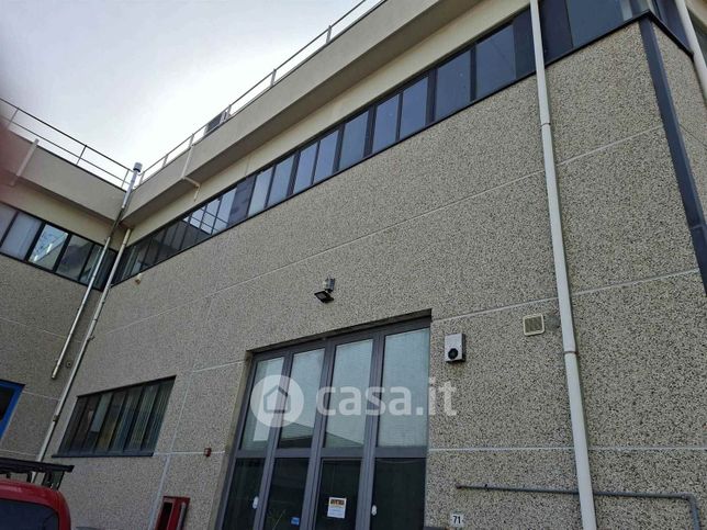 Capannone in commerciale in 