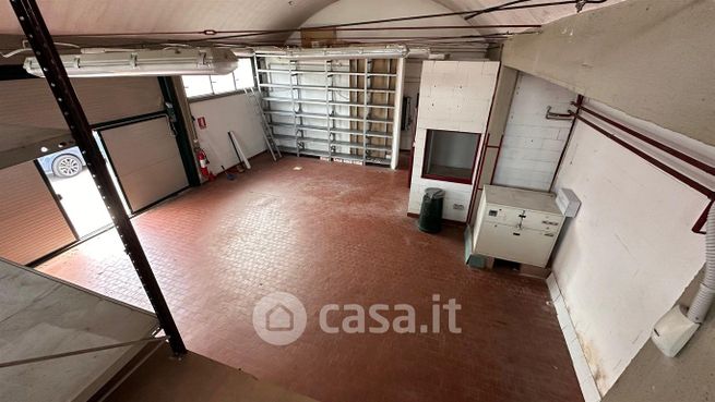 Capannone in commerciale in 