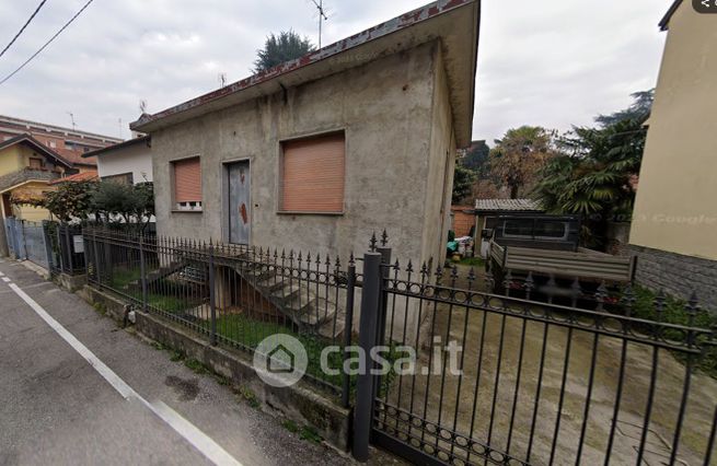 Villa in residenziale in Via Alessandro Manzoni 6