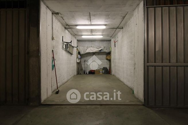 Box/posto auto in residenziale in Piazza Cavallero 1