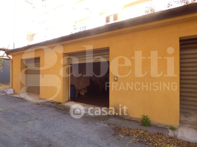 Box/posto auto in residenziale in Via delle Pergole 18