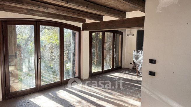 Casa bi/trifamiliare in residenziale in Via del Laghetto 18