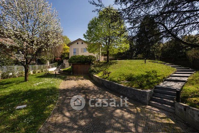 Villa in residenziale in Corso Luigi Kossuth, 10