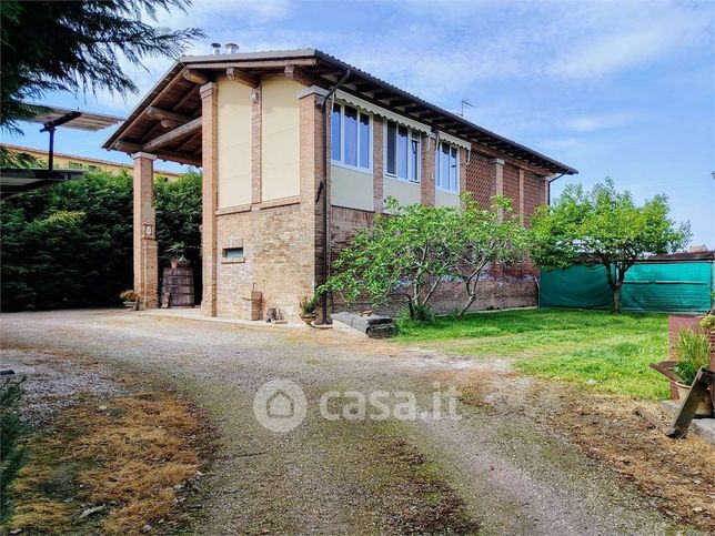 Casa indipendente in residenziale in 