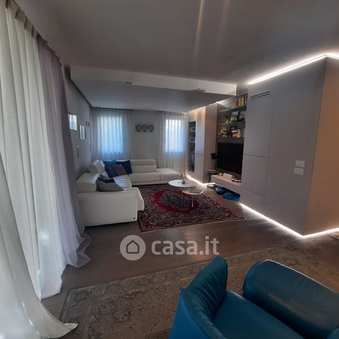 Casa indipendente in residenziale in Via Altinia