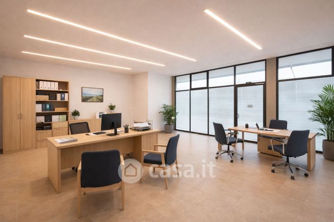 Ufficio in commerciale in Via Sclavons