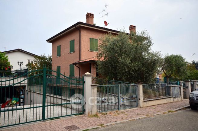 Casa bi/trifamiliare in residenziale in Via Alcide De Gasperi 8