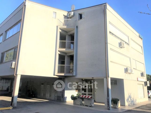 Ufficio in commerciale in Via Angelo Blasi 32