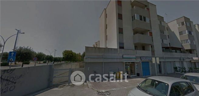 Box/posto auto in residenziale in Viale Francia 1