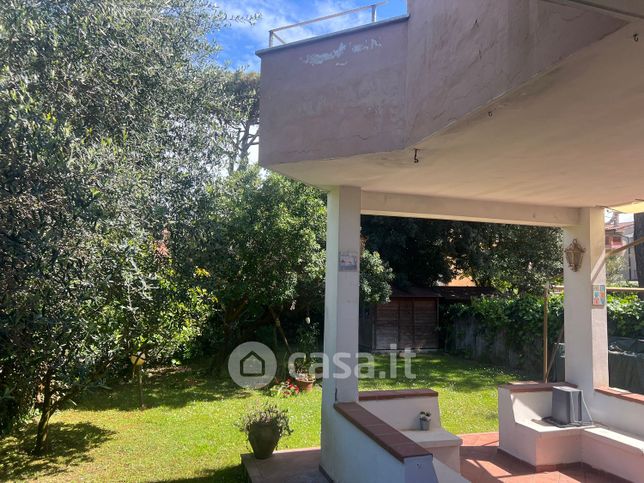 Casa indipendente in residenziale in Viale Nettuno