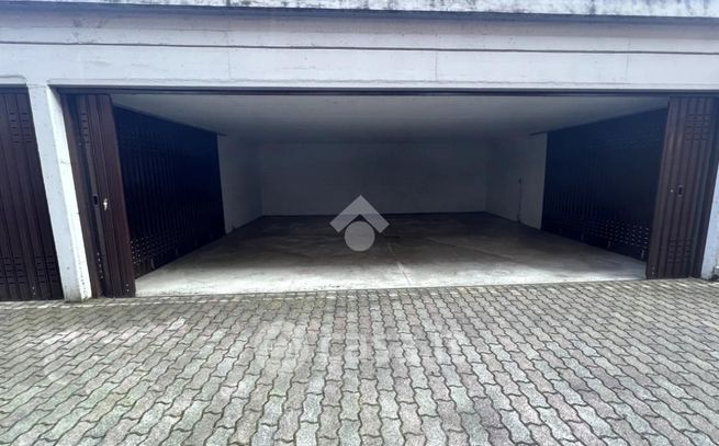 Box/posto auto in residenziale in Via E. Montale 22