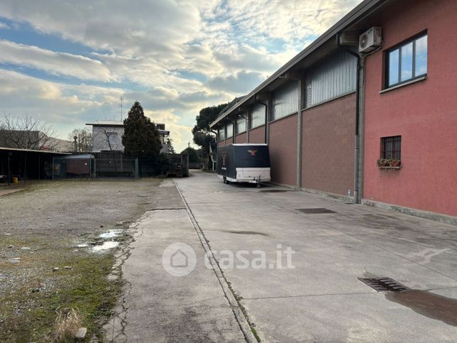 Capannone in commerciale in Via San Fiorano 61