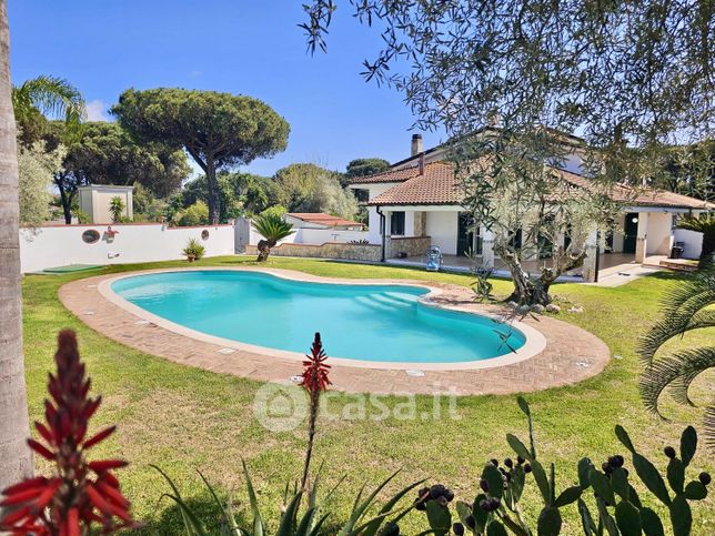 Villa in residenziale in Viale delle Rose 12