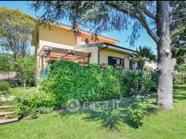 Villa in residenziale in Via Fratelli Rosselli