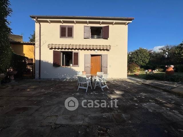 Casa indipendente in residenziale in 