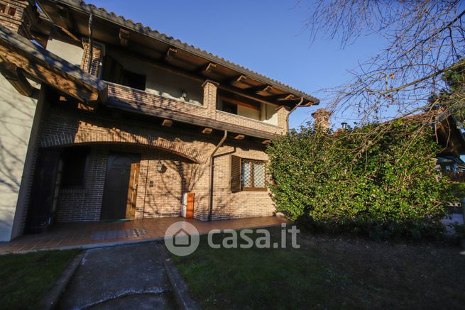 Casa bi/trifamiliare in residenziale in Via Circonvallazione 59A