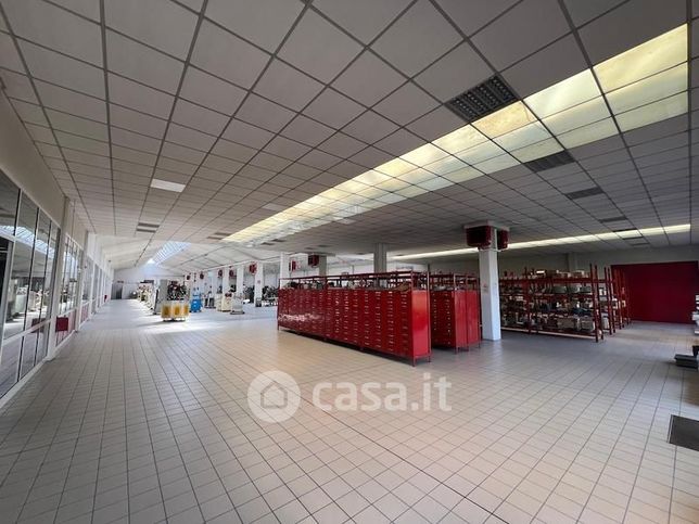 Capannone in commerciale in 