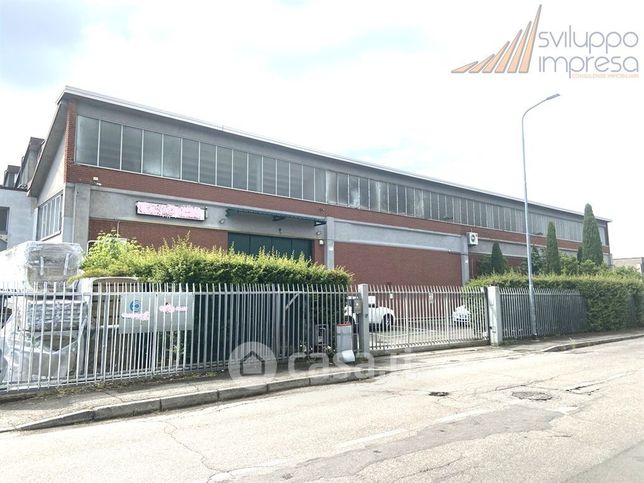Capannone in commerciale in Via Senigallia 18