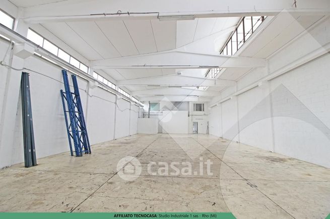 Capannone in commerciale in Viale delle Industrie 11