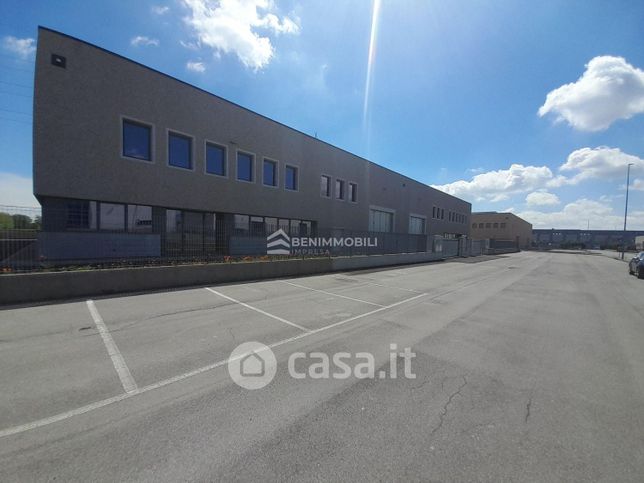Capannone in commerciale in 