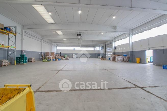 Capannone in commerciale in Via Po 42