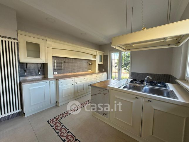 Villa in residenziale in Via Staffetta 207