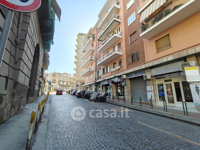 Negozio/locale commerciale in commerciale in Via Giacinto Gigante 30