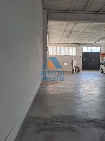 Capannone in commerciale in