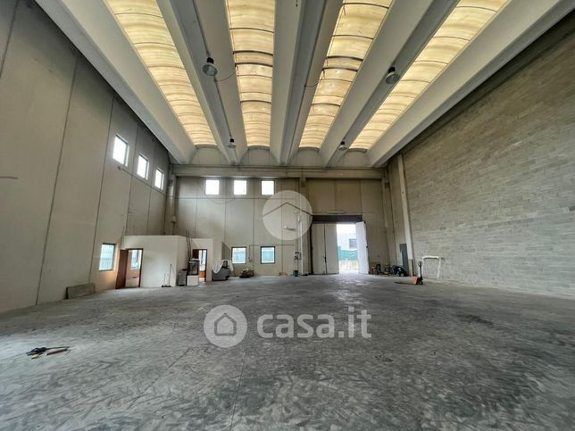 Capannone in commerciale in Via Galileo Galilei 56