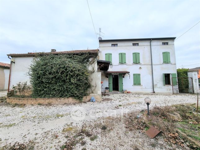 Casa indipendente in residenziale in Via Cisa 318