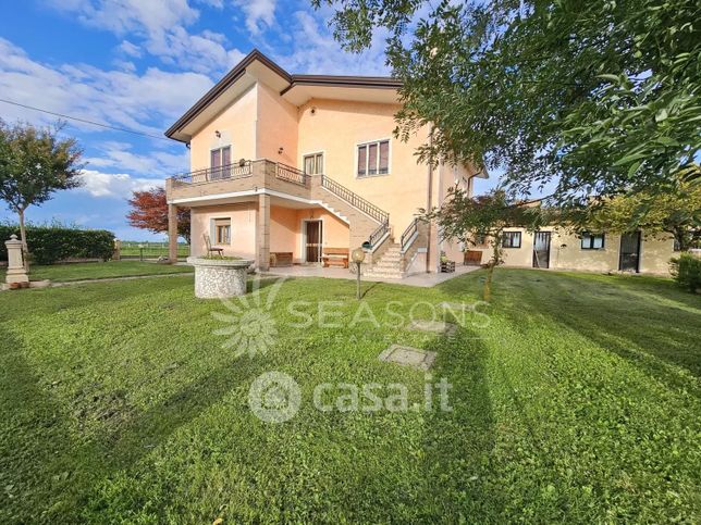 Villa in residenziale in 