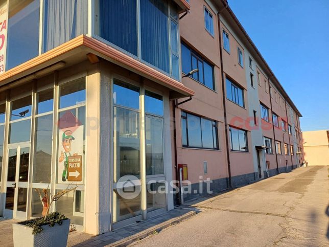 Capannone in commerciale in Via Sandro Pertini 10