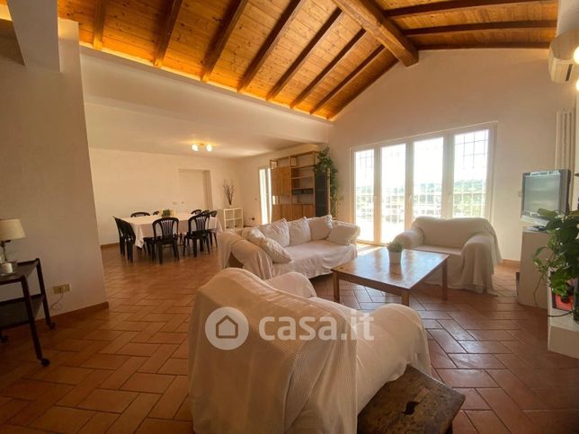 Villa in residenziale in Via Morlupo