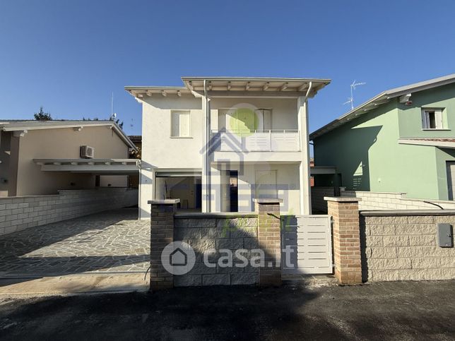 Casa indipendente in residenziale in Via Alessandro Manzoni