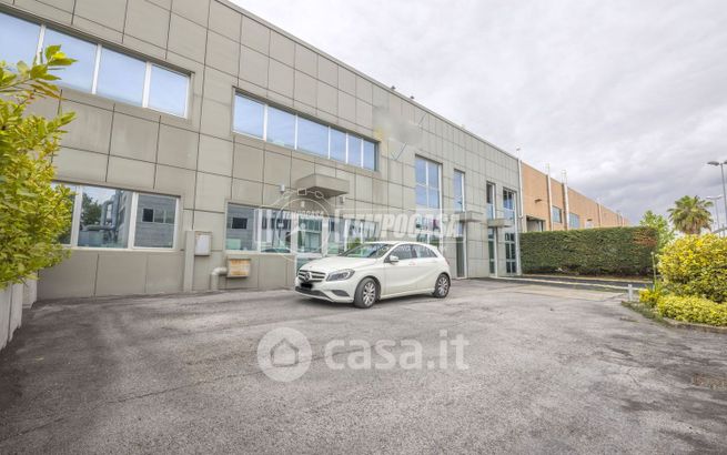 Capannone in commerciale in Via Vincenzo Breda