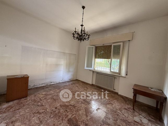 Casa bi/trifamiliare in residenziale in 