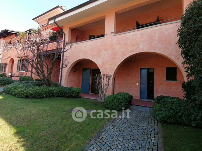 Casa bi/trifamiliare in residenziale in Via Santolino