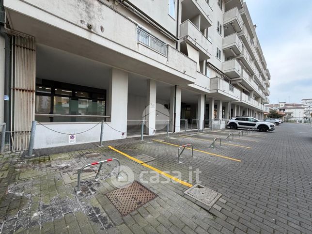 Box/posto auto in residenziale in Viale Amerigo Vespucci 114