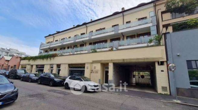 Box/posto auto in residenziale in Via Giuseppe Candiani