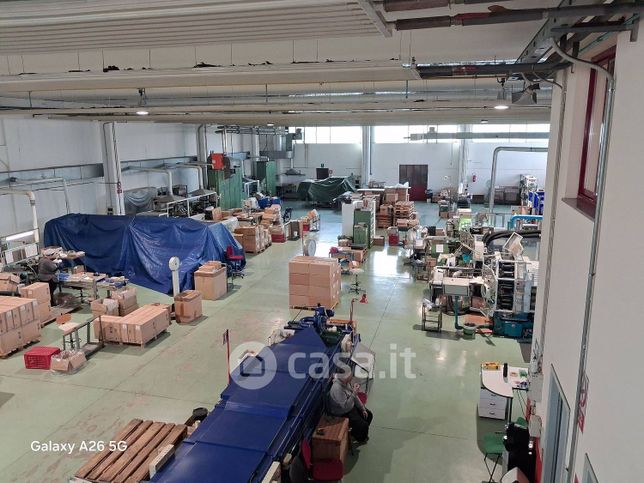 Capannone in commerciale in 