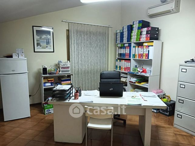 Ufficio in commerciale in Via Ho Chi Minh