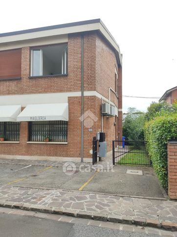Ufficio in commerciale in 