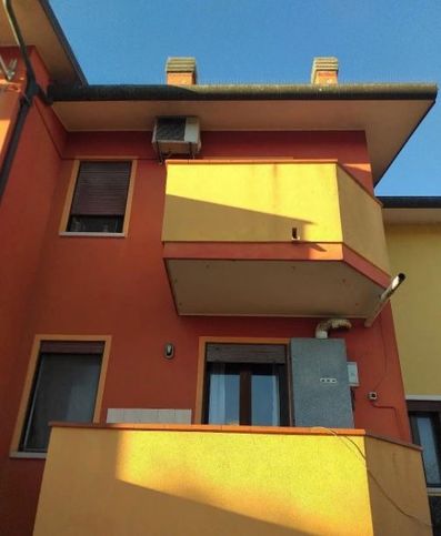 Casa bi/trifamiliare in residenziale in Via Carabella