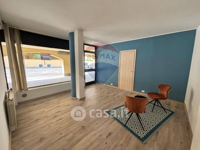 Ufficio in commerciale in Via Piave 7