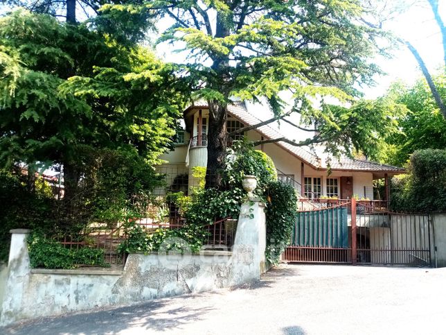 Villa in residenziale in Via del Gallo 19