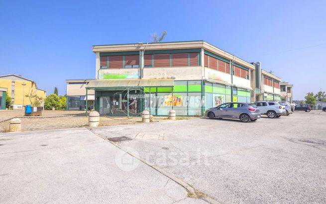 Capannone in commerciale in Via Volturno